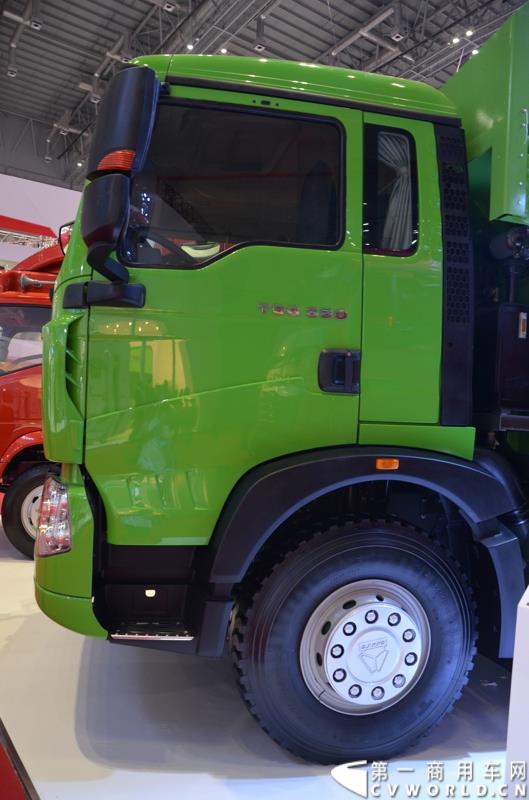 4月20日的上海车展媒体日上，在三号馆（商用车展馆）的中国重汽携9款整车、15款零部件盛装亮相。图为豪沃T5G渣土车