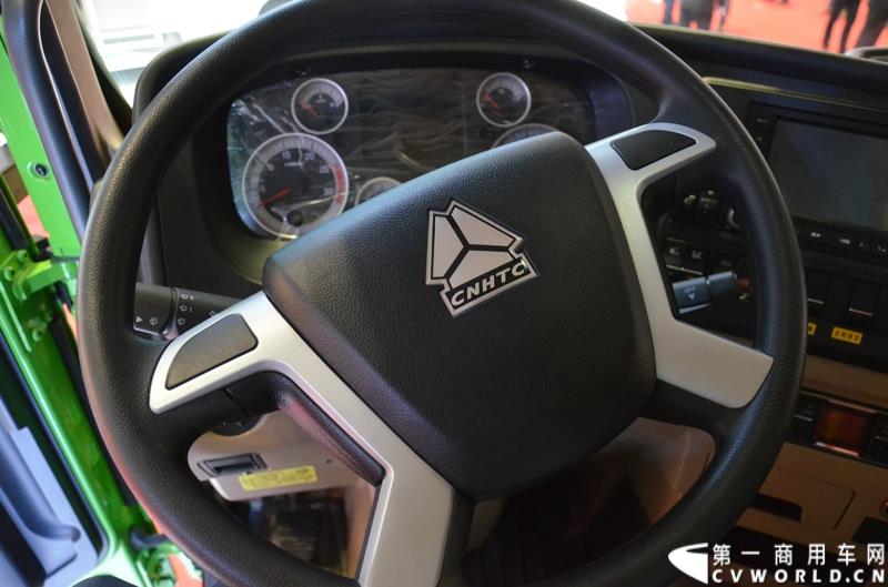 4月20日的上海车展媒体日上，在三号馆（商用车展馆）的中国重汽携9款整车、15款零部件盛装亮相。图为豪沃T5G渣土车