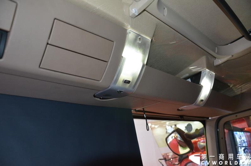 4月20日的上海车展媒体日上，在三号馆（商用车展馆）的中国重汽携9款整车、15款零部件盛装亮相。图为豪沃T5G渣土车