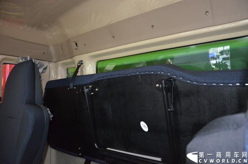 4月20日的上海车展媒体日上，在三号馆（商用车展馆）的中国重汽携9款整车、15款零部件盛装亮相。图为豪沃T5G渣土车