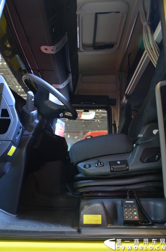 4月20日的上海车展媒体日上，在三号馆（商用车展馆）的中国重汽携9款整车、15款零部件盛装亮相。图为汕德卡牵引车