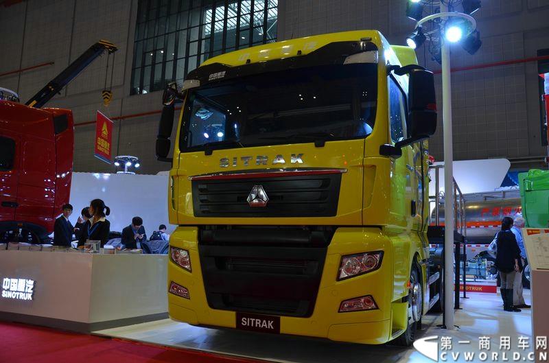 4月20日的上海车展媒体日上，在三号馆（商用车展馆）的中国重汽携9款整车、15款零部件盛装亮相。图为汕德卡牵引车
