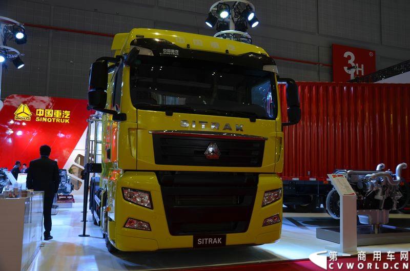 4月20日的上海车展媒体日上，在三号馆（商用车展馆）的中国重汽携9款整车、15款零部件盛装亮相。图为汕德卡牵引车