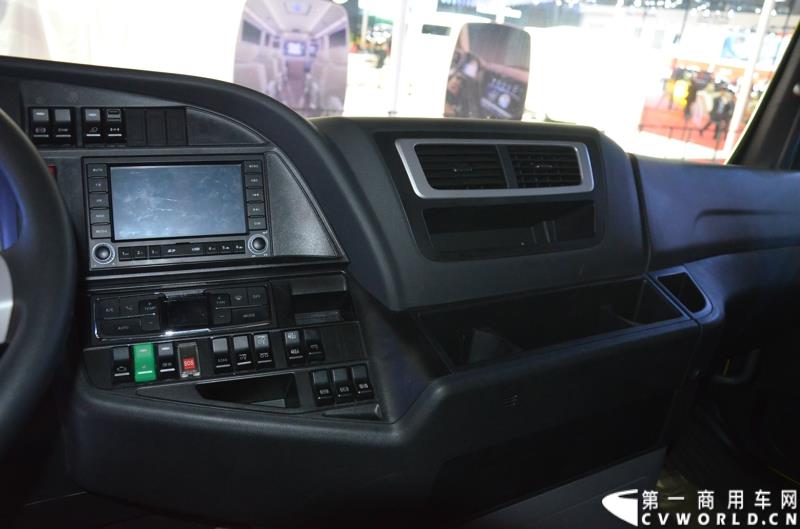 4月20日的上海车展媒体日上，在三号馆（商用车展馆）的中国重汽携9款整车、15款零部件盛装亮相。图为汕德卡牵引车