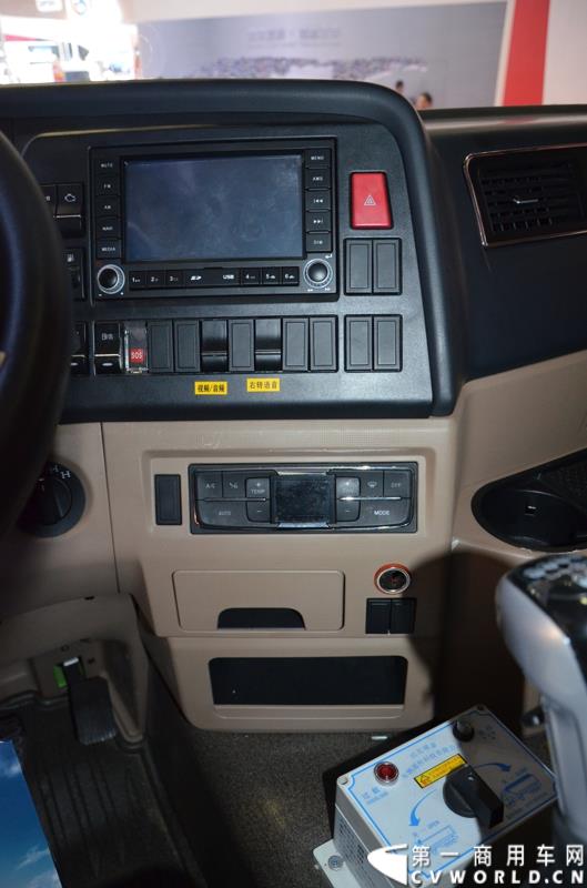 4月20日的上海车展媒体日上，在三号馆（商用车展馆）的中国重汽携9款整车、15款零部件盛装亮相。图为豪沃T5G渣土车