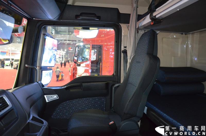 4月20日的上海车展媒体日上，在三号馆（商用车展馆）的中国重汽携9款整车、15款零部件盛装亮相。图为汕德卡牵引车