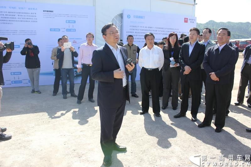 2015年5月6日，借助河北省重点项目建设观摩暨调度会议，比亚迪在河北省承德市高新技术开发区举行产品推介会。比亚迪携全系纯电动公交车、客车、物流车、出租车、以及乘用车等全领域新能源车惊艳亮相。图为比亚迪股份有限公司总裁王传福为省、市区领导介绍承德基地 