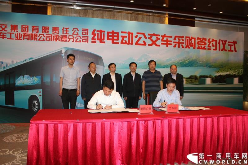 2015年5月6日，借助河北省重点项目建设观摩暨调度会议，比亚迪在河北省承德市高新技术开发区举行产品推介会。比亚迪携全系纯电动公交车、客车、物流车、出租车、以及乘用车等全领域新能源车惊艳亮相。图为承德公交集团与比亚迪汽车工业有限公司购车签约仪式 