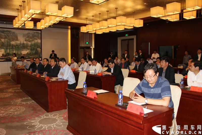 2015年5月6日，借助河北省重点项目建设观摩暨调度会议，比亚迪在河北省承德市高新技术开发区举行产品推介会。比亚迪携全系纯电动公交车、客车、物流车、出租车、以及乘用车等全领域新能源车惊艳亮相。图为承德公交集团与比亚迪汽车工业有限公司购车签约仪式 