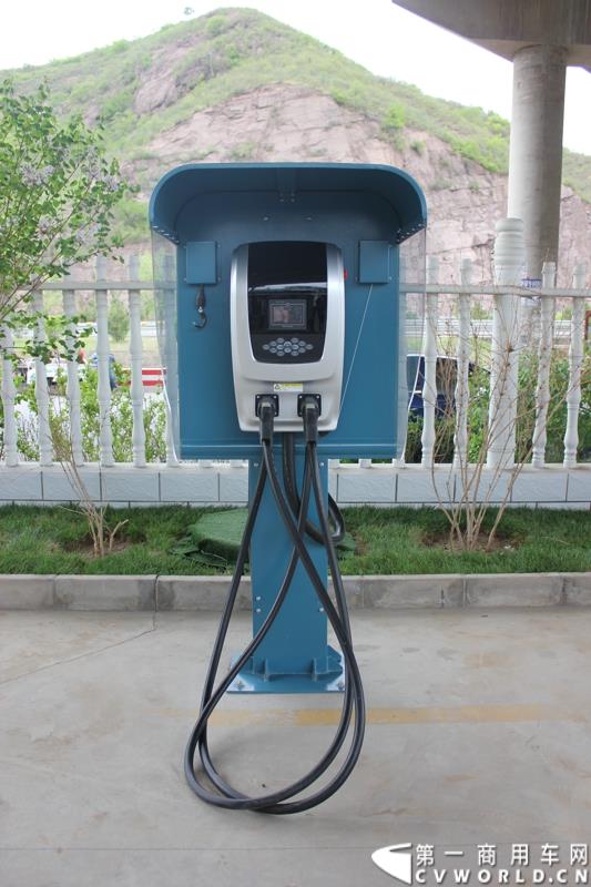 2015年5月6日，借助河北省重点项目建设观摩暨调度会议，比亚迪在河北省承德市高新技术开发区举行产品推介会。比亚迪携全系纯电动公交车、客车、物流车、出租车、以及乘用车等全领域新能源车惊艳亮相。图为河北承德纯电动公交车充电站