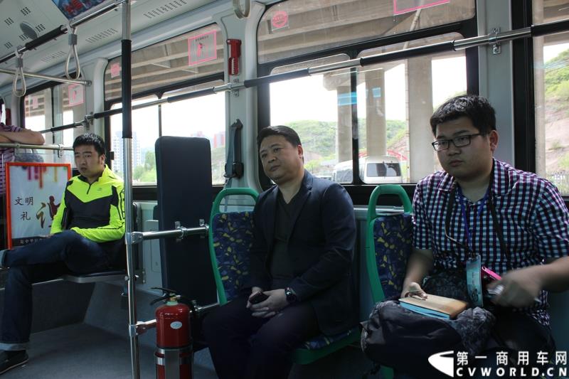 2015年5月6日，借助河北省重点项目建设观摩暨调度会议，比亚迪在河北省承德市高新技术开发区举行产品推介会。比亚迪携全系纯电动公交车、客车、物流车、出租车、以及乘用车等全领域新能源车惊艳亮相。图为承德公交集团有限责任公司总经理李晓峰在比亚迪纯电动公交车上接受记者采访 