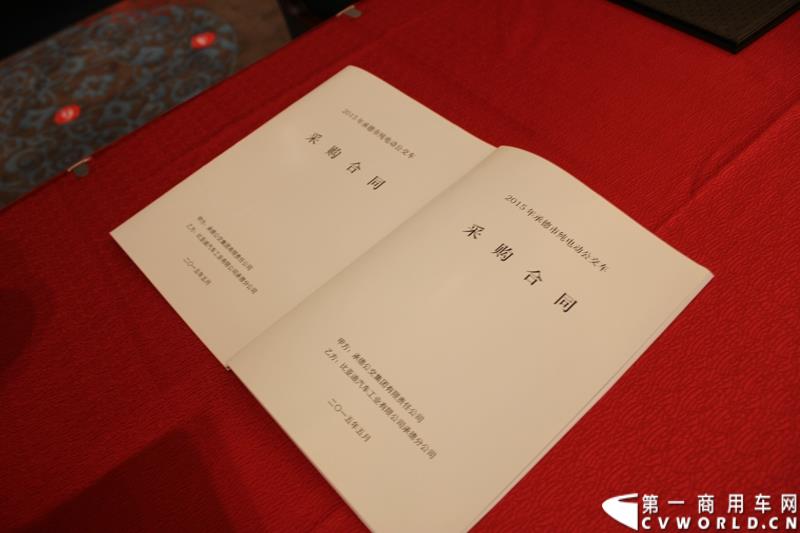 2015年5月6日，借助河北省重点项目建设观摩暨调度会议，比亚迪在河北省承德市高新技术开发区举行产品推介会。比亚迪携全系纯电动公交车、客车、物流车、出租车、以及乘用车等全领域新能源车惊艳亮相。图为承德公交集团与比亚迪汽车工业有限公司购车签约仪式