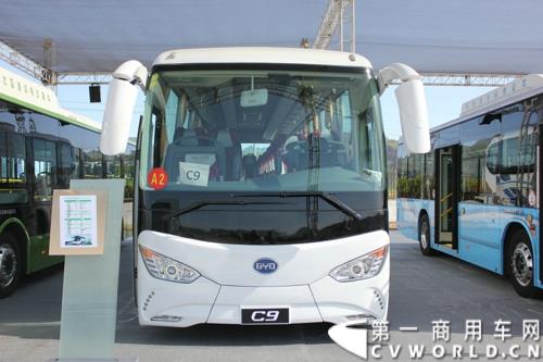 2015年5月6日，借助河北省重点项目建设观摩暨调度会议，比亚迪在河北省承德市高新技术开发区举行产品推介会。比亚迪携全系纯电动公交车、客车、物流车、出租车、以及乘用车等全领域新能源车惊艳亮相。图为比亚迪C9纯电动公交