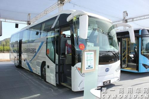 2015年5月6日，借助河北省重点项目建设观摩暨调度会议，比亚迪在河北省承德市高新技术开发区举行产品推介会。比亚迪携全系纯电动公交车、客车、物流车、出租车、以及乘用车等全领域新能源车惊艳亮相。图为比亚迪C9纯电动公交