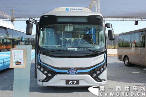 2015年5月6日，借助河北省重点项目建设观摩暨调度会议，比亚迪在河北省承德市高新技术开发区举行产品推介会。比亚迪携全系纯电动公交车、客车、物流车、出租车、以及乘用车等全领域新能源车惊艳亮相。图为比亚迪K7纯电动公交 