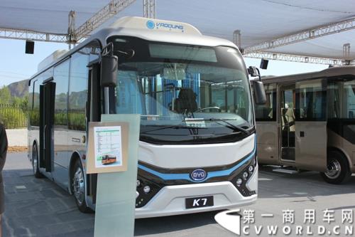 2015年5月6日，借助河北省重点项目建设观摩暨调度会议，比亚迪在河北省承德市高新技术开发区举行产品推介会。比亚迪携全系纯电动公交车、客车、物流车、出租车、以及乘用车等全领域新能源车惊艳亮相。图为比亚迪K7纯电动公交 