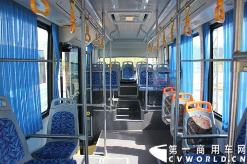 2015年5月6日，借助河北省重点项目建设观摩暨调度会议，比亚迪在河北省承德市高新技术开发区举行产品推介会。比亚迪携全系纯电动公交车、客车、物流车、出租车、以及乘用车等全领域新能源车惊艳亮相。图为比亚迪K7纯电动公交 