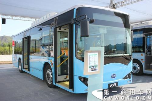 2015年5月6日，借助河北省重点项目建设观摩暨调度会议，比亚迪在河北省承德市高新技术开发区举行产品推介会。比亚迪携全系纯电动公交车、客车、物流车、出租车、以及乘用车等全领域新能源车惊艳亮相。图为比亚迪K8纯电动公交 