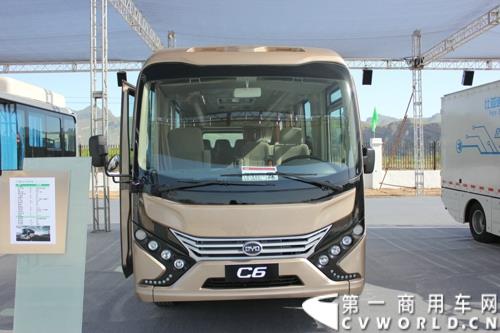 2015年5月6日，借助河北省重点项目建设观摩暨调度会议，比亚迪在河北省承德市高新技术开发区举行产品推介会。比亚迪携全系纯电动公交车、客车、物流车、出租车、以及乘用车等全领域新能源车惊艳亮相。图为比亚迪C6纯电动客车  