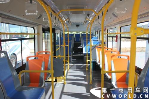 2015年5月6日，借助河北省重点项目建设观摩暨调度会议，比亚迪在河北省承德市高新技术开发区举行产品推介会。比亚迪携全系纯电动公交车、客车、物流车、出租车、以及乘用车等全领域新能源车惊艳亮相。图为比亚迪K8纯电动公交 