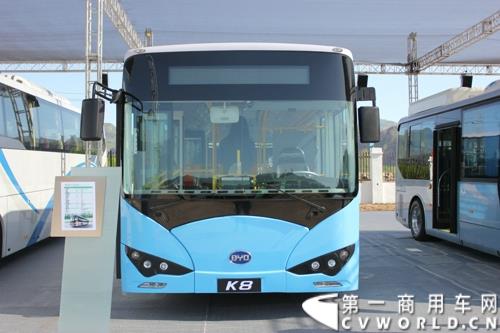 2015年5月6日，借助河北省重点项目建设观摩暨调度会议，比亚迪在河北省承德市高新技术开发区举行产品推介会。比亚迪携全系纯电动公交车、客车、物流车、出租车、以及乘用车等全领域新能源车惊艳亮相。图为比亚迪K8纯电动公交 