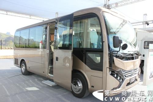 2015年5月6日，借助河北省重点项目建设观摩暨调度会议，比亚迪在河北省承德市高新技术开发区举行产品推介会。比亚迪携全系纯电动公交车、客车、物流车、出租车、以及乘用车等全领域新能源车惊艳亮相。图为比亚迪C6纯电动客车  