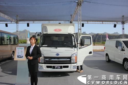 2015年5月6日，借助河北省重点项目建设观摩暨调度会议，比亚迪在河北省承德市高新技术开发区举行产品推介会。比亚迪携全系纯电动公交车、客车、物流车、出租车、以及乘用车等全领域新能源车惊艳亮相。图为比亚迪T5纯电动物流车 