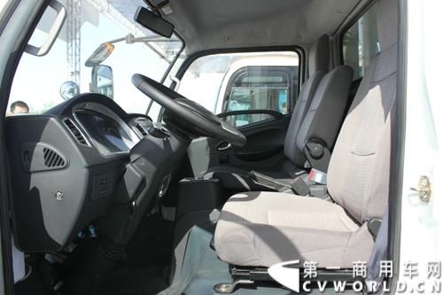 2015年5月6日，借助河北省重点项目建设观摩暨调度会议，比亚迪在河北省承德市高新技术开发区举行产品推介会。比亚迪携全系纯电动公交车、客车、物流车、出租车、以及乘用车等全领域新能源车惊艳亮相。图为比亚迪T5纯电动物流车 