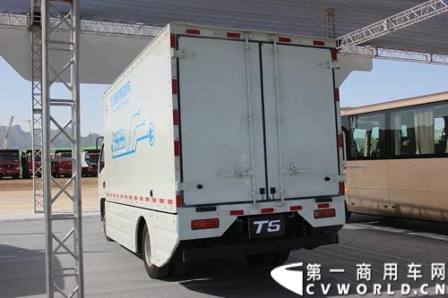 2015年5月6日，借助河北省重点项目建设观摩暨调度会议，比亚迪在河北省承德市高新技术开发区举行产品推介会。比亚迪携全系纯电动公交车、客车、物流车、出租车、以及乘用车等全领域新能源车惊艳亮相。图为比亚迪T5纯电动物流车 