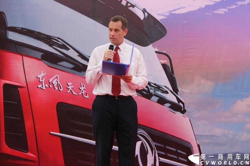 5月7日，东风商用车有限公司推出的东风天龙启航版在广州上市，标配售价33.78万元，保修期从原来的24个月20万公里延长到36个月30万公里，这也是东风集团与沃尔沃集团构建战略联盟成立东风商用车有限公司后推出的首款新品。图为东风商用车全球商务部副总裁司徒宣布启航版定价33.78万元
