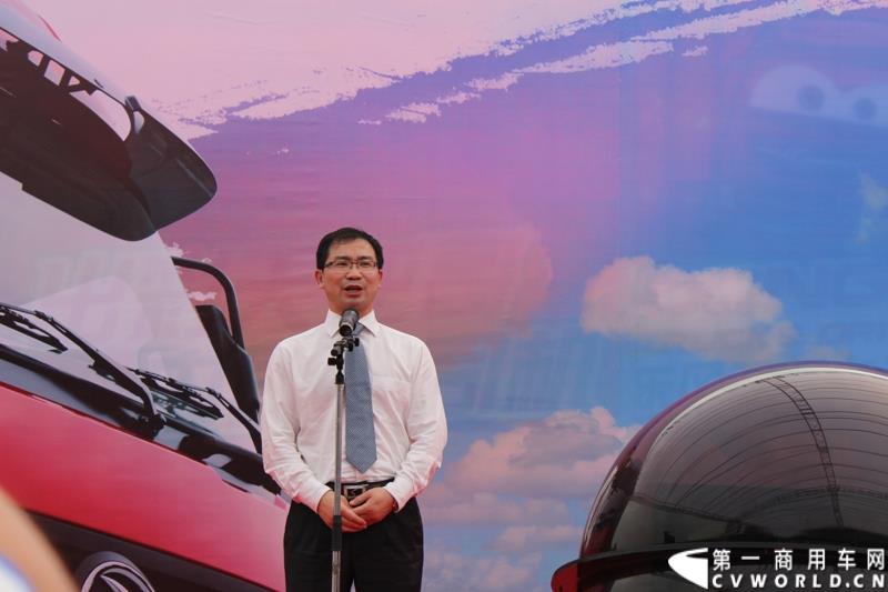 5月7日，东风商用车有限公司推出的东风天龙启航版在广州上市，标配售价33.78万元，保修期从原来的24个月20万公里延长到36个月30万公里，这也是东风集团与沃尔沃集团构建战略联盟成立东风商用车有限公司后推出的首款新品。图为东风商用车总经理黄刚致辞