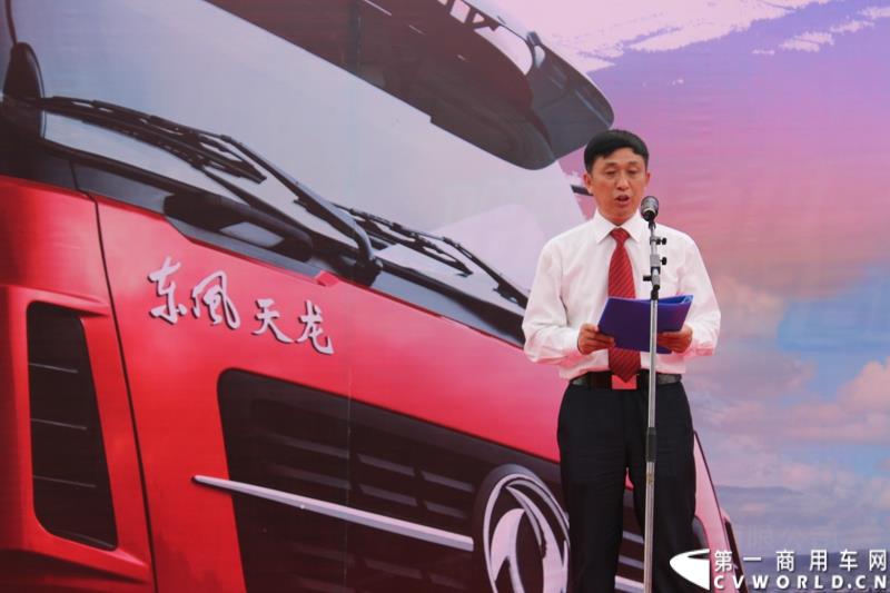 5月7日，东风商用车有限公司推出的东风天龙启航版在广州上市，标配售价33.78万元，保修期从原来的24个月20万公里延长到36个月30万公里，这也是东风集团与沃尔沃集团构建战略联盟成立东风商用车有限公司后推出的首款新品。图为东东风商用车市场部部长高超介绍新品性能