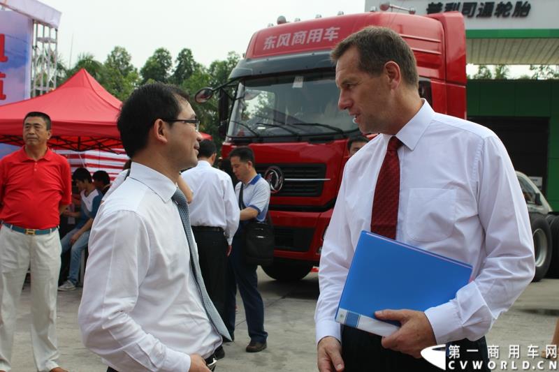 5月7日，东风商用车有限公司推出的东风天龙启航版在广州上市，标配售价33.78万元，保修期从原来的24个月20万公里延长到36个月30万公里，这也是东风集团与沃尔沃集团构建战略联盟成立东风商用车有限公司后推出的首款新品。图为总经理黄刚与司徒在台下交流
