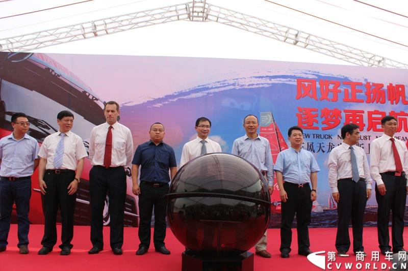 5月7日，东风商用车有限公司推出的东风天龙启航版在广州上市，标配售价33.78万元，保修期从原来的24个月20万公里延长到36个月30万公里，这也是东风集团与沃尔沃集团构建战略联盟成立东风商用车有限公司后推出的首款新品。图为启航版启动仪式