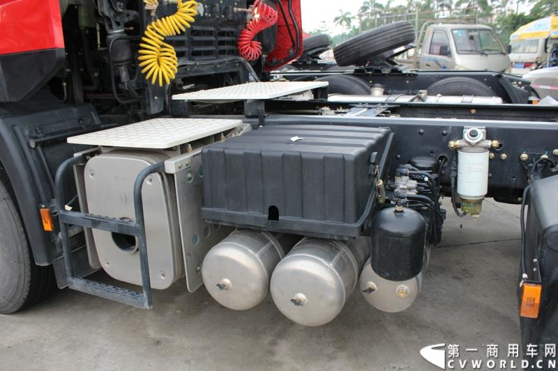 5月7日，东风商用车有限公司推出的东风天龙启航版在广州上市，标配售价33.78万元，保修期从原来的24个月20万公里延长到36个月30万公里，这也是东风集团与沃尔沃集团构建战略联盟成立东风商用车有限公司后推出的首款新品。图为东风天龙启航版新车外观及内饰