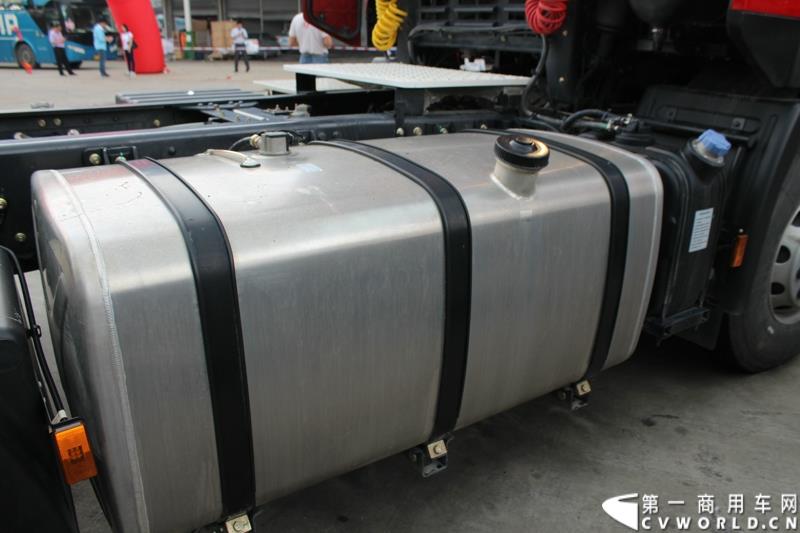 5月7日，东风商用车有限公司推出的东风天龙启航版在广州上市，标配售价33.78万元，保修期从原来的24个月20万公里延长到36个月30万公里，这也是东风集团与沃尔沃集团构建战略联盟成立东风商用车有限公司后推出的首款新品。图为东风天龙启航版新车外观及内饰