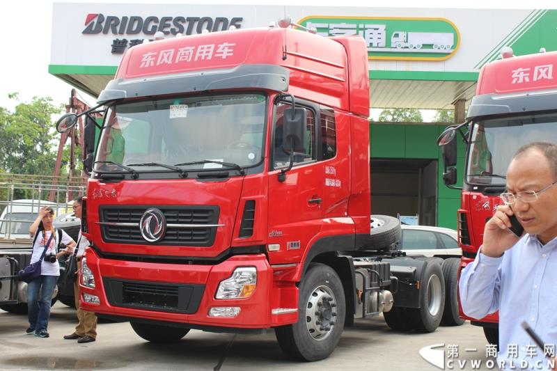 5月7日，东风商用车有限公司推出的东风天龙启航版在广州上市，标配售价33.78万元，保修期从原来的24个月20万公里延长到36个月30万公里，这也是东风集团与沃尔沃集团构建战略联盟成立东风商用车有限公司后推出的首款新品。图为东风天龙启航版新车外观及内饰