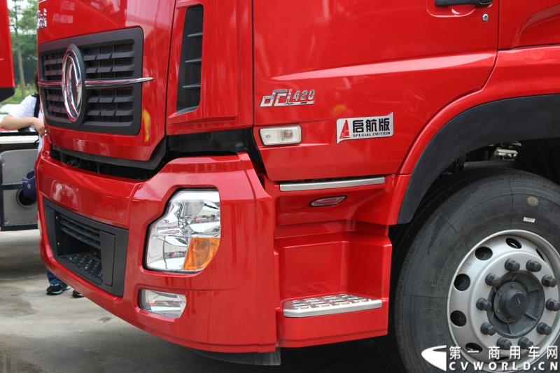 5月7日，东风商用车有限公司推出的东风天龙启航版在广州上市，标配售价33.78万元，保修期从原来的24个月20万公里延长到36个月30万公里，这也是东风集团与沃尔沃集团构建战略联盟成立东风商用车有限公司后推出的首款新品。图为东风天龙启航版新车外观及内饰