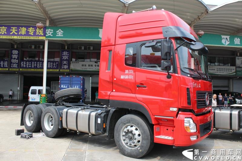 5月7日，东风商用车有限公司推出的东风天龙启航版在广州上市，标配售价33.78万元，保修期从原来的24个月20万公里延长到36个月30万公里，这也是东风集团与沃尔沃集团构建战略联盟成立东风商用车有限公司后推出的首款新品。图为东风天龙启航版新车外观及内饰