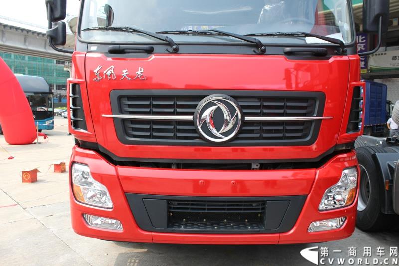 5月7日，东风商用车有限公司推出的东风天龙启航版在广州上市，标配售价33.78万元，保修期从原来的24个月20万公里延长到36个月30万公里，这也是东风集团与沃尔沃集团构建战略联盟成立东风商用车有限公司后推出的首款新品。图为东风天龙启航版新车外观及内饰