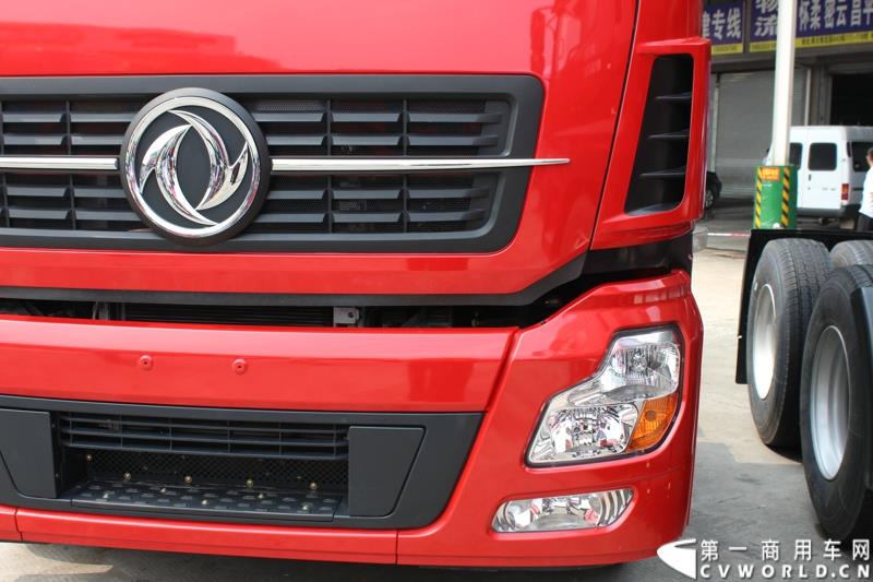 5月7日，东风商用车有限公司推出的东风天龙启航版在广州上市，标配售价33.78万元，保修期从原来的24个月20万公里延长到36个月30万公里，这也是东风集团与沃尔沃集团构建战略联盟成立东风商用车有限公司后推出的首款新品。图为东风天龙启航版新车外观及内饰