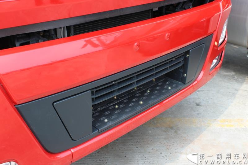 5月7日，东风商用车有限公司推出的东风天龙启航版在广州上市，标配售价33.78万元，保修期从原来的24个月20万公里延长到36个月30万公里，这也是东风集团与沃尔沃集团构建战略联盟成立东风商用车有限公司后推出的首款新品。图为东风天龙启航版新车外观及内饰