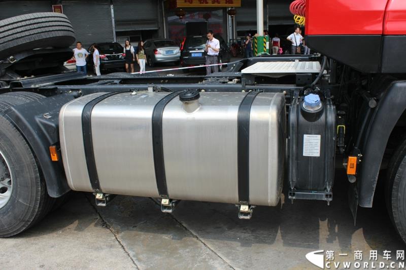 5月7日，东风商用车有限公司推出的东风天龙启航版在广州上市，标配售价33.78万元，保修期从原来的24个月20万公里延长到36个月30万公里，这也是东风集团与沃尔沃集团构建战略联盟成立东风商用车有限公司后推出的首款新品。图为东风天龙启航版新车外观及内饰