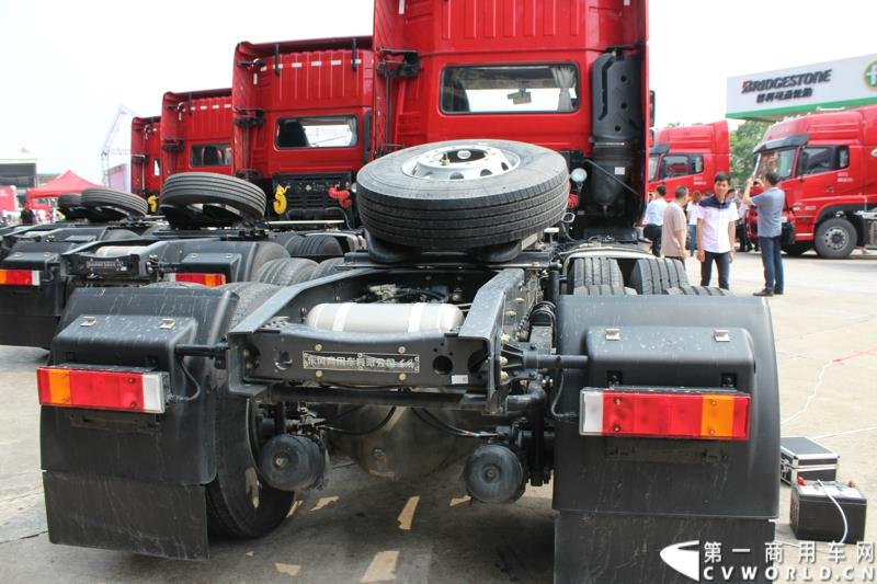 5月7日，东风商用车有限公司推出的东风天龙启航版在广州上市，标配售价33.78万元，保修期从原来的24个月20万公里延长到36个月30万公里，这也是东风集团与沃尔沃集团构建战略联盟成立东风商用车有限公司后推出的首款新品。图为东风天龙启航版新车外观及内饰