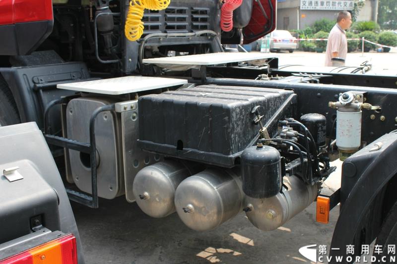 5月7日，东风商用车有限公司推出的东风天龙启航版在广州上市，标配售价33.78万元，保修期从原来的24个月20万公里延长到36个月30万公里，这也是东风集团与沃尔沃集团构建战略联盟成立东风商用车有限公司后推出的首款新品。图为东风天龙启航版新车外观及内饰