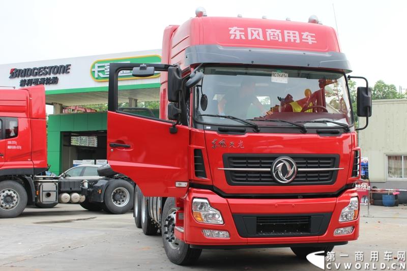 5月7日，东风商用车有限公司推出的东风天龙启航版在广州上市，标配售价33.78万元，保修期从原来的24个月20万公里延长到36个月30万公里，这也是东风集团与沃尔沃集团构建战略联盟成立东风商用车有限公司后推出的首款新品。图为东风天龙启航版新车外观及内饰