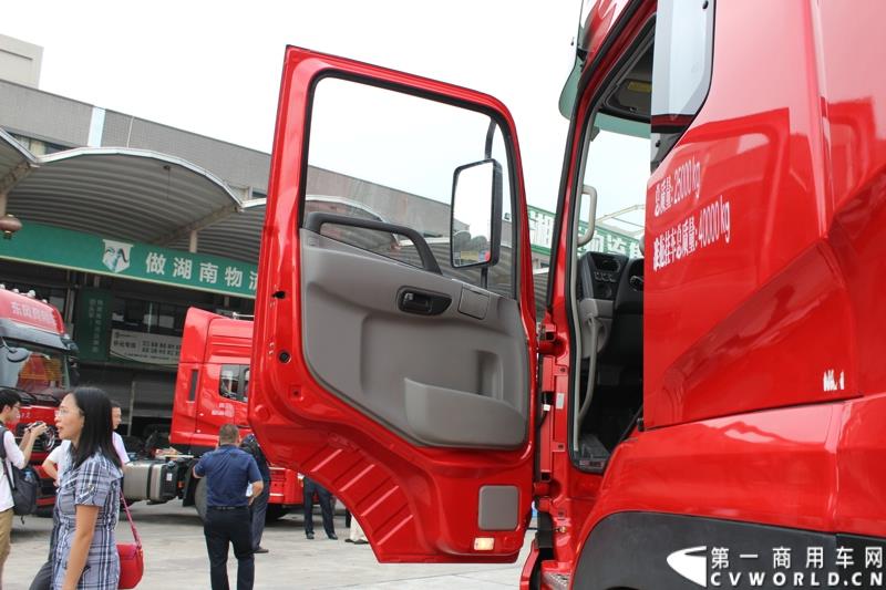 5月7日，东风商用车有限公司推出的东风天龙启航版在广州上市，标配售价33.78万元，保修期从原来的24个月20万公里延长到36个月30万公里，这也是东风集团与沃尔沃集团构建战略联盟成立东风商用车有限公司后推出的首款新品。图为东风天龙启航版新车外观及内饰