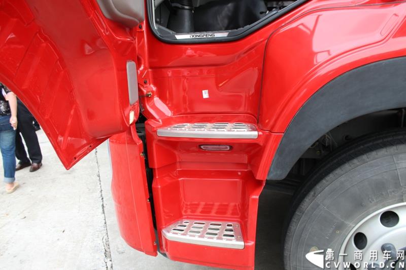5月7日，东风商用车有限公司推出的东风天龙启航版在广州上市，标配售价33.78万元，保修期从原来的24个月20万公里延长到36个月30万公里，这也是东风集团与沃尔沃集团构建战略联盟成立东风商用车有限公司后推出的首款新品。图为东风天龙启航版新车外观及内饰