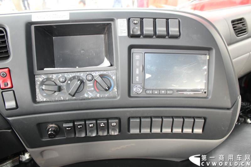 5月7日，东风商用车有限公司推出的东风天龙启航版在广州上市，标配售价33.78万元，保修期从原来的24个月20万公里延长到36个月30万公里，这也是东风集团与沃尔沃集团构建战略联盟成立东风商用车有限公司后推出的首款新品。图为东风天龙启航版新车外观及内饰