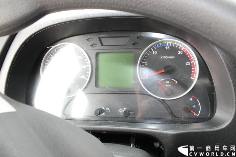 5月7日，东风商用车有限公司推出的东风天龙启航版在广州上市，标配售价33.78万元，保修期从原来的24个月20万公里延长到36个月30万公里，这也是东风集团与沃尔沃集团构建战略联盟成立东风商用车有限公司后推出的首款新品。图为东风天龙启航版新车外观及内饰